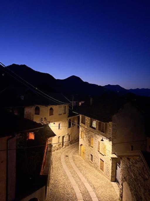 Appartamento Storico Con Giardino Soleggiato - B&B Via Rinaldi Arto Centonara Экстерьер фото